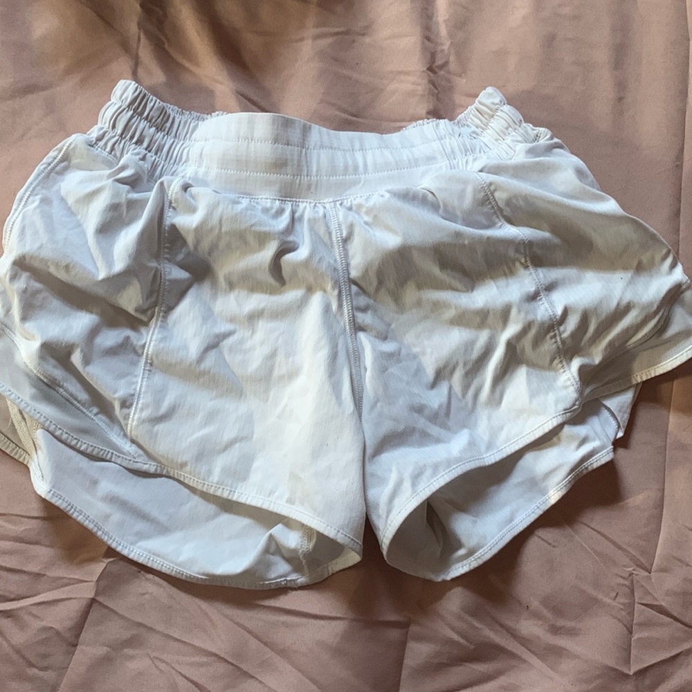 Lululemon hotty hot low-rise lined short 4”, size 4